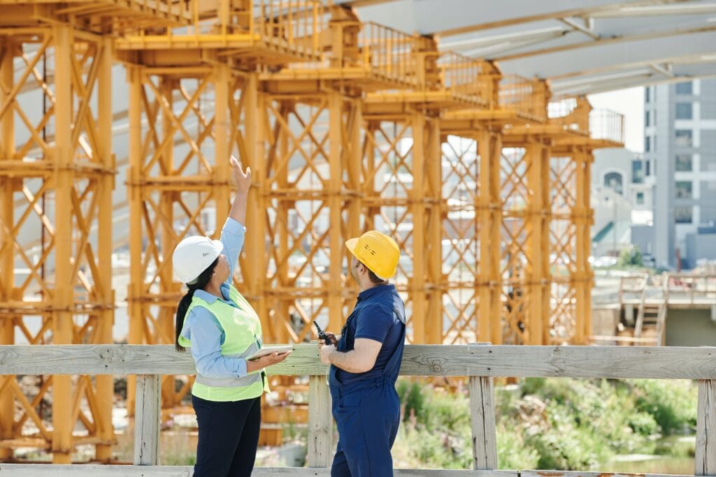 Réunion construction entre deux personnes
